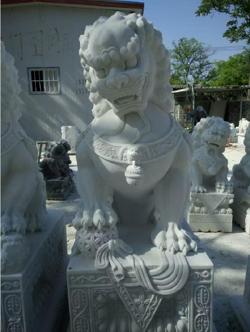 Marble sculpture-How to put the ball in the lion sculpture's mouth