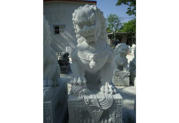 Marble sculpture-How to put the ball in the lion sculpture's mouth
